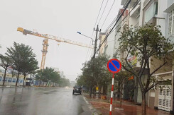 Cần cẩu quay như chong chóng, lơ lửng trên đầu giữa tâm bão số 6