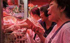 Thế giới quay cuồng trong cơn khát thịt heo của Trung Quốc