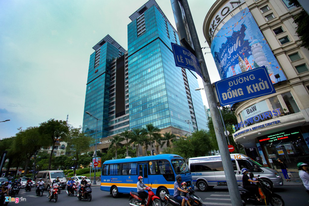Ngã tư thời trang ở TP HCM, nơi đại gia ngoại chen chân giữ chỗ - Ảnh 2. Ngã tư thời trang ở TP HCM, nơi đại gia ngoại chen chân giữ chỗ - Ảnh 2.