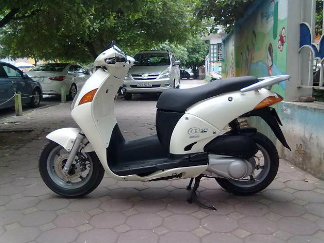 Trước Honda SH, mẫu xe nào từng tạo dấu ấn ở dòng xe ga đắt tiền? - Ảnh 2.