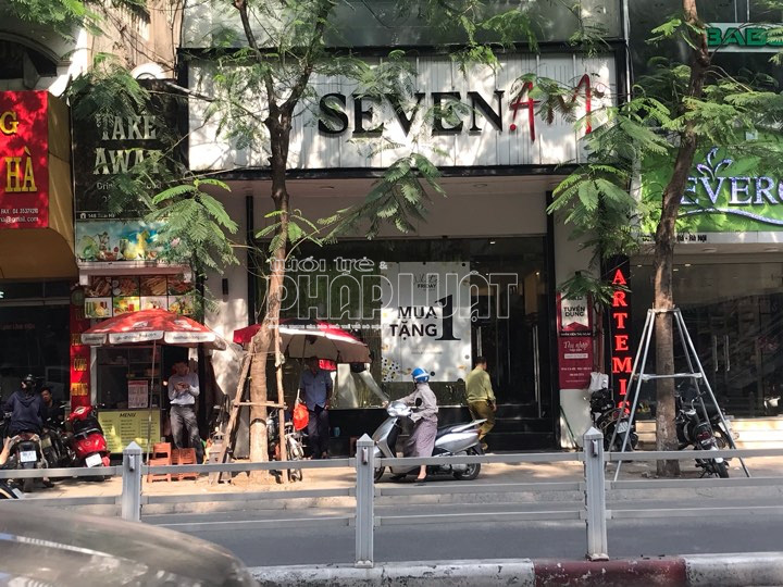 Bài 3: Quản lí thị trường đồng loạt kiểm tra các cửa hàng SEVEN.AM ở Hà Nội - Ảnh 1. Bài 3: Quản lí thị trường đồng loạt kiểm tra các cửa hàng SEVEN.AM ở Hà Nội - Ảnh 1.
