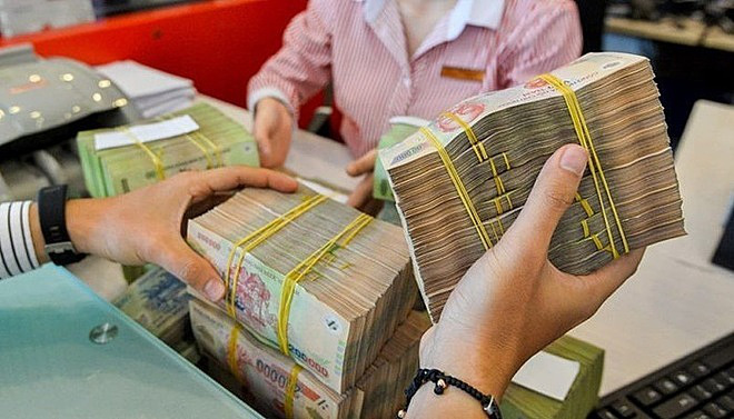Ngân hàng bất ngờ hạ lãi suất tiền gửi - Ảnh 1. Ngân hàng bất ngờ hạ lãi suất tiền gửi - Ảnh 1.