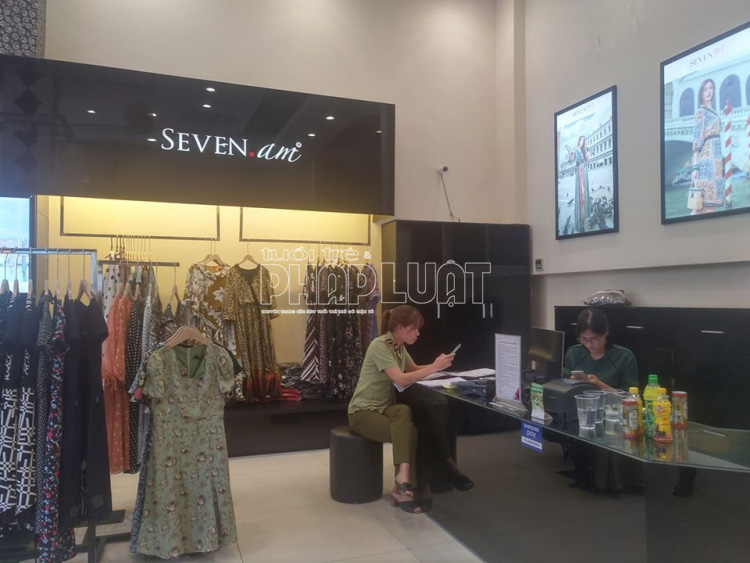 Bài 3: Quản lí thị trường đồng loạt kiểm tra các cửa hàng SEVEN.AM ở Hà Nội - Ảnh 3. Bài 3: Quản lí thị trường đồng loạt kiểm tra các cửa hàng SEVEN.AM ở Hà Nội - Ảnh 3.