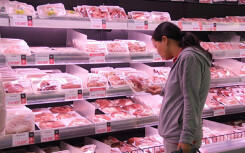 Giá cả thị trường hôm nay 12/11: Giá heo hơi chạm ngưỡng 80.000 đồng/kg, thịt gà, thịt bò được dịp khuyến mãi