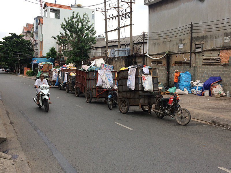 Tập kết rác gây cản trở giao thông, ô nhiễm - Ảnh 1. Tập kết rác gây cản trở giao thông, ô nhiễm - Ảnh 1.