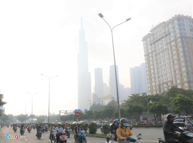 TP HCM se lạnh, chìm trong sương mù - Ảnh 1. TP HCM se lạnh, chìm trong sương mù - Ảnh 1.
