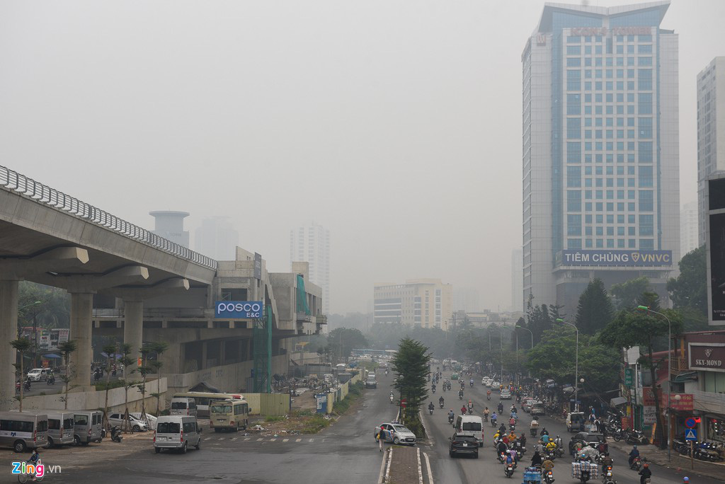 Người Hà Nội đi làm dưới mưa phùn - Ảnh 1. Người Hà Nội đi làm dưới mưa phùn - Ảnh 1.