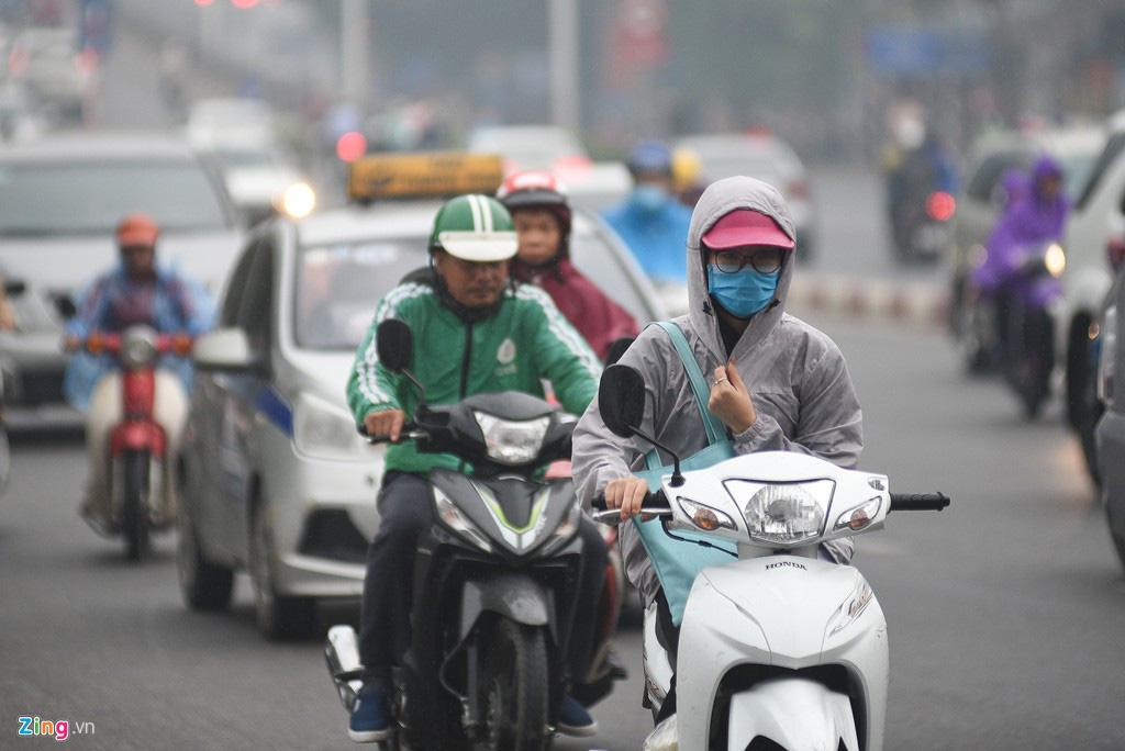 Người Hà Nội đi làm dưới mưa phùn - Ảnh 2. Người Hà Nội đi làm dưới mưa phùn - Ảnh 2.