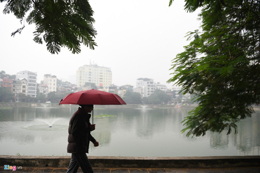 Người Hà Nội đi làm dưới mưa phùn - Ảnh 3. Người Hà Nội đi làm dưới mưa phùn - Ảnh 3.