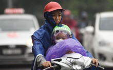Người Hà Nội đi làm dưới mưa phùn
