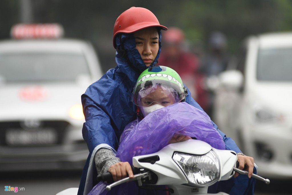 Người Hà Nội đi làm dưới mưa phùn - Ảnh 4. Người Hà Nội đi làm dưới mưa phùn - Ảnh 4.