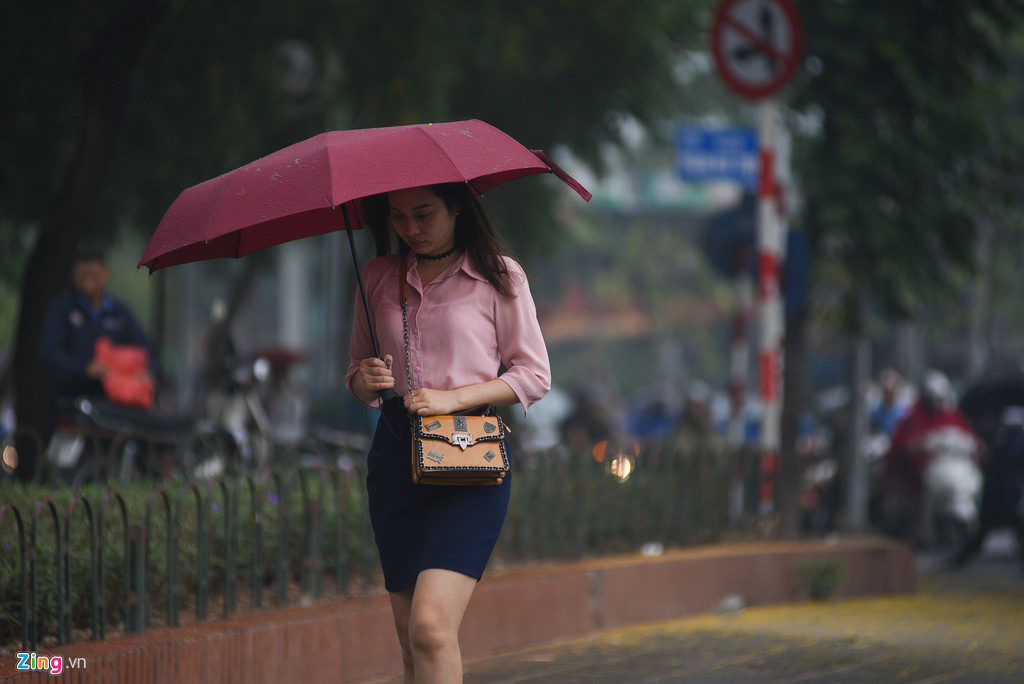 Người Hà Nội đi làm dưới mưa phùn - Ảnh 6. Người Hà Nội đi làm dưới mưa phùn - Ảnh 6.