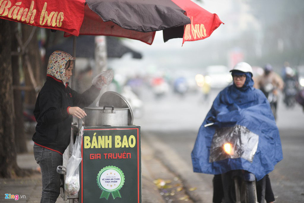 Người Hà Nội đi làm dưới mưa phùn - Ảnh 8. Người Hà Nội đi làm dưới mưa phùn - Ảnh 8.