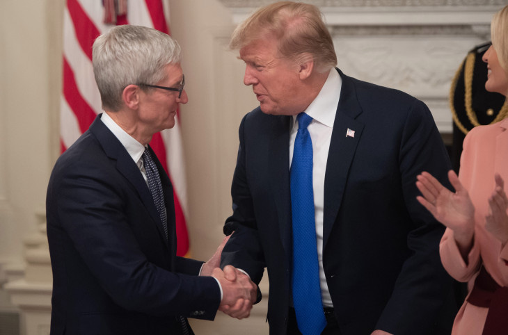 Tong-thong-Trump-no-luc-giai-cuu-Apple-khoi-chien-tranh-thuong-mai-voi-Trung-Quoc-1