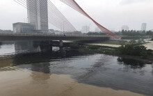 Nước sông Hàn đen ngòm, cảnh sát môi trường Đà Nẵng vào cuộc
