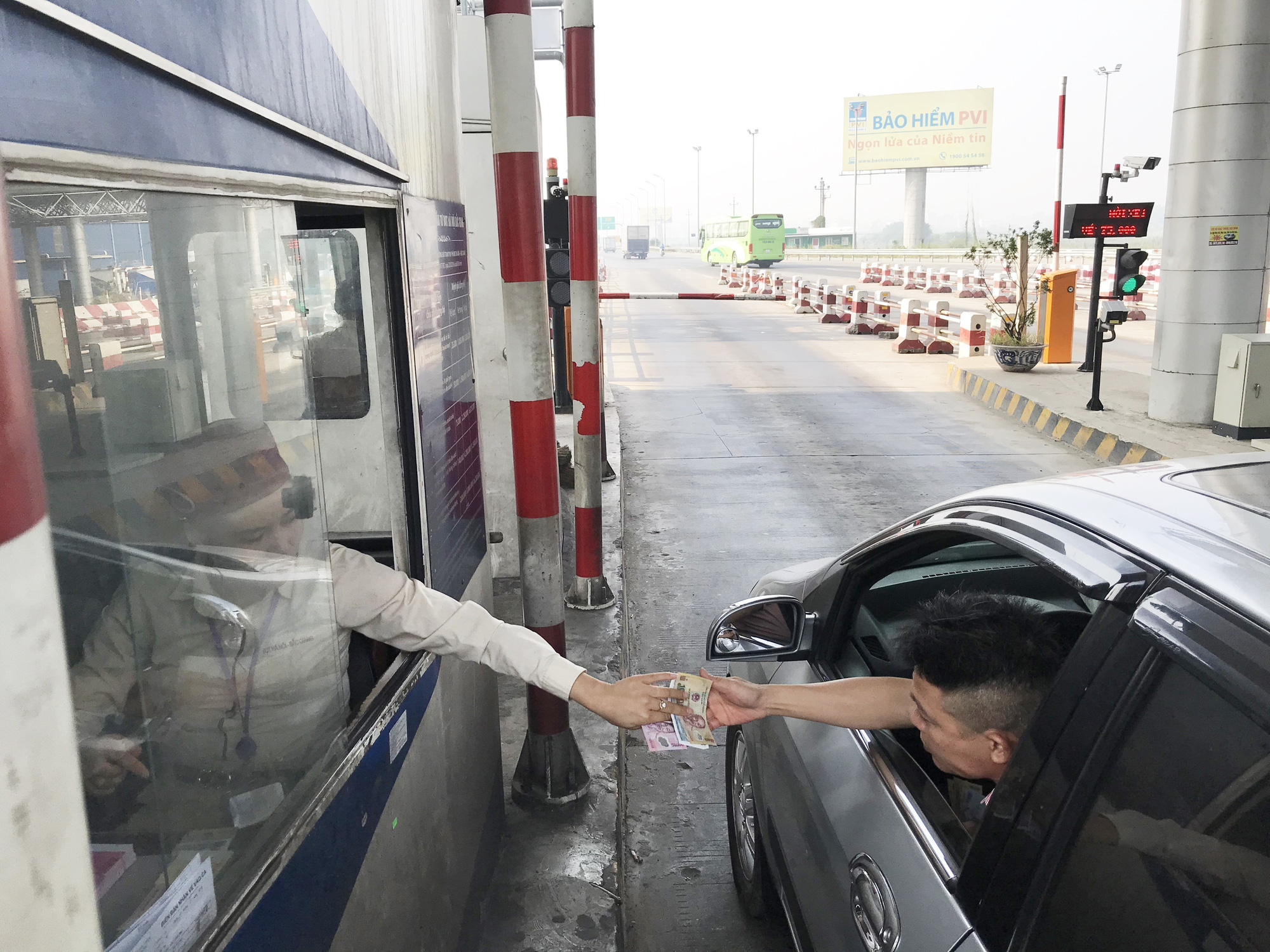 Bộ GTVT nói gì việc VETC xin trả dự án thu phí không dừng? - Ảnh 2.