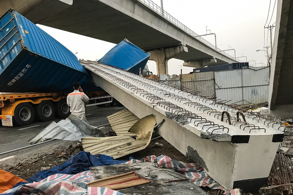 Dầm cầu vượt Suối Tiên va chạm với container rồi sập do chiều cao thấp hơn thiết kế - Ảnh 1. Dầm cầu vượt Suối Tiên va chạm với container rồi sập do chiều cao thấp hơn thiết kế - Ảnh 1.