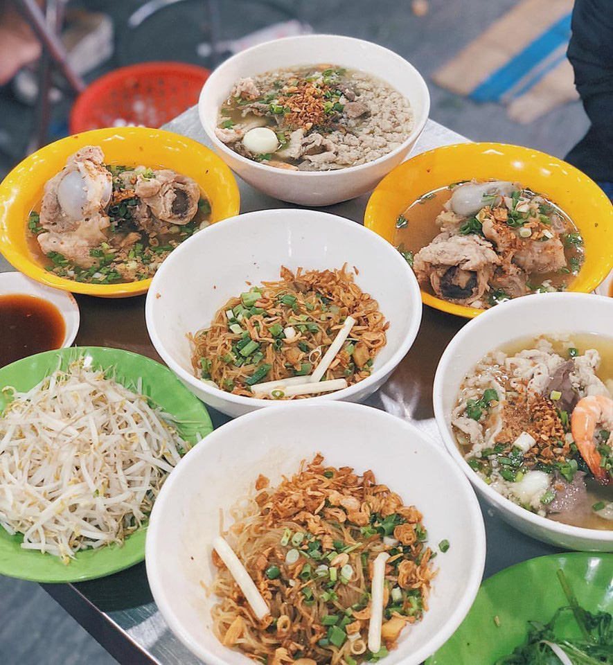 Thuong thuc 5 kieu hu tieu am ap ngay mat troi o TP.HCM hinh anh 1 