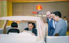 Lộ hình ảnh tỉ phú Phạm Nhật Vượng lái thử 2 mẫu xe VinFast mới tinh, giá chỉ từ 600 triệu đồng?
