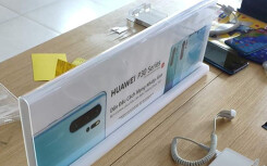 Nhiều cửa hàng tại Việt Nam gỡ bàn trải nghiệm điện thoại Huawei