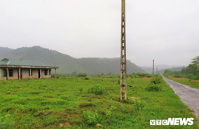 Khu tái định cư hàng chục tỉ đồng xây 10 năm chưa xong, dân làng chài ngao ngán dựng nhà tạm ven sông - Ảnh 1. Khu tái định cư hàng chục tỉ đồng xây 10 năm chưa xong, dân làng chài ngao ngán dựng nhà tạm ven sông - Ảnh 1.