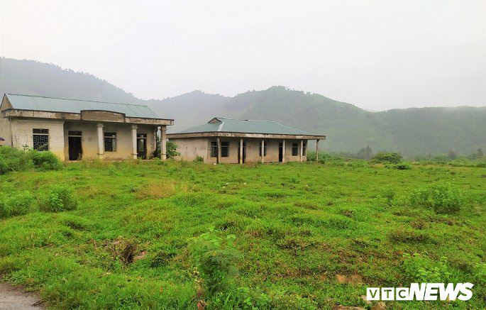 Khu tái định cư hàng chục tỉ đồng xây 10 năm chưa xong, dân làng chài ngao ngán dựng nhà tạm ven sông - Ảnh 2. Khu tái định cư hàng chục tỉ đồng xây 10 năm chưa xong, dân làng chài ngao ngán dựng nhà tạm ven sông - Ảnh 2.