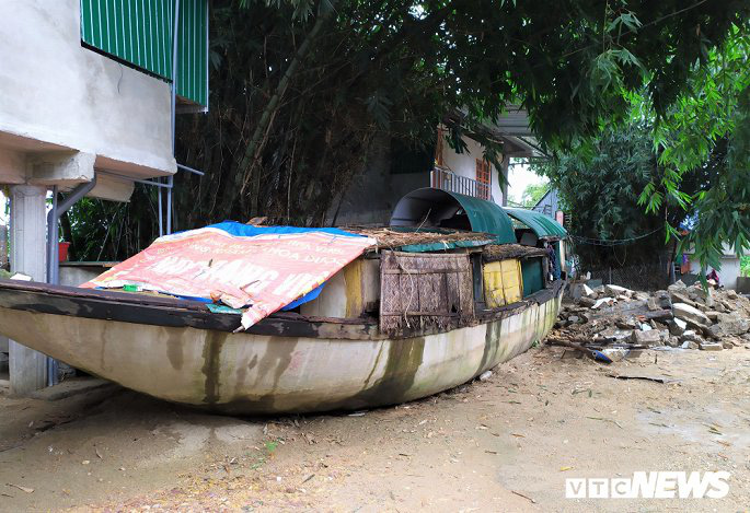 Khu tái định cư hàng chục tỉ đồng xây 10 năm chưa xong, dân làng chài ngao ngán dựng nhà tạm ven sông - Ảnh 4. Khu tái định cư hàng chục tỉ đồng xây 10 năm chưa xong, dân làng chài ngao ngán dựng nhà tạm ven sông - Ảnh 4.