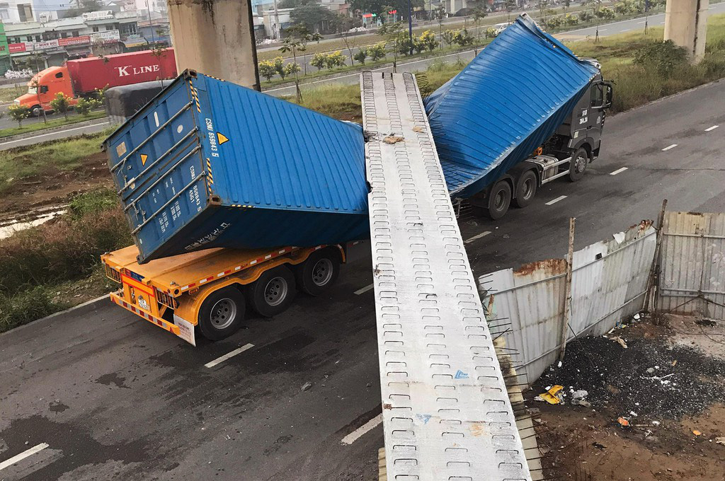 Toàn cảnh cầu bộ hành bị sập đè bẹp container ở TP HCM - Ảnh 4. Toàn cảnh cầu bộ hành bị sập đè bẹp container ở TP HCM - Ảnh 4.
