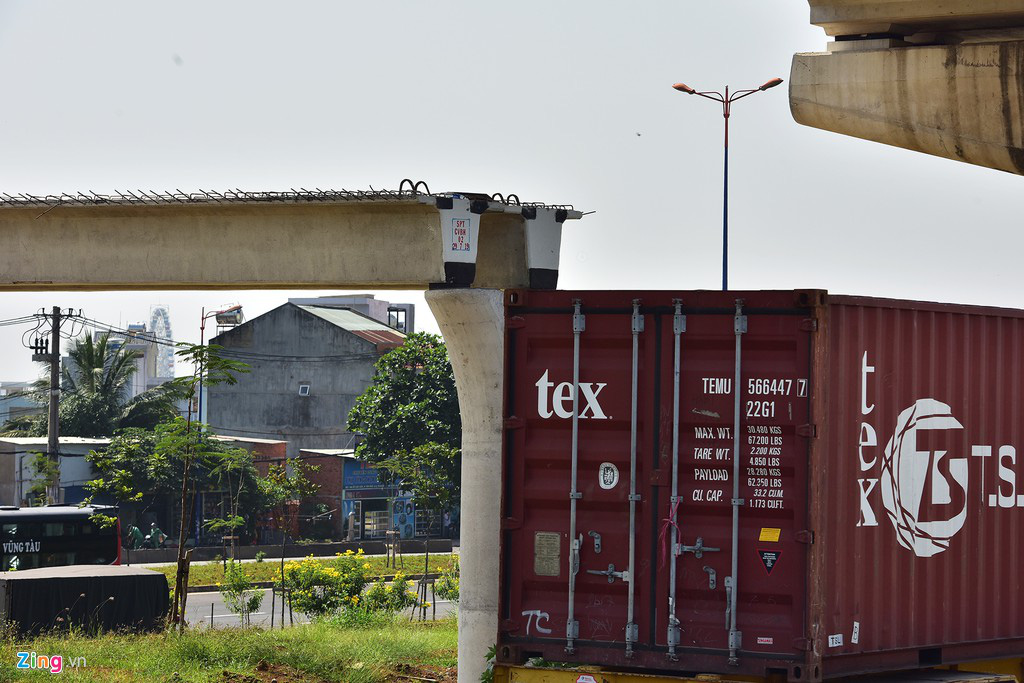 Toàn cảnh cầu bộ hành bị sập đè bẹp container ở TP HCM - Ảnh 9. Toàn cảnh cầu bộ hành bị sập đè bẹp container ở TP HCM - Ảnh 9.