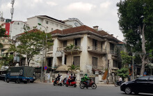 Nhà bỏ hoang trên 'đất vàng' Hà Nội: Biệt thự cả trăm m2 hoang lạnh, tầng một để trông giữ xe