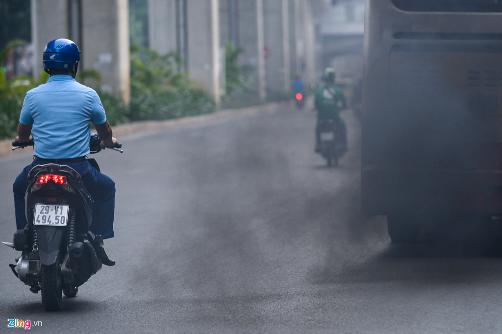 Xe buýt, hàng quán xả khói đen khắp đường phố - Ảnh 2. Xe buýt, hàng quán xả khói đen khắp đường phố - Ảnh 2.