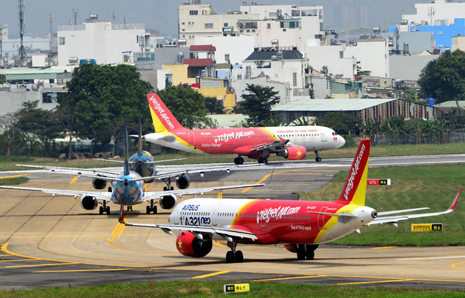 Vỡ nát mất an toàn, đóng đường băng, tăng delay hủy chuyển - Ảnh 2. Vỡ nát mất an toàn, đóng đường băng, tăng delay hủy chuyển - Ảnh 2.