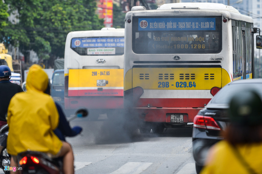 Xe buýt, hàng quán xả khói đen khắp đường phố - Ảnh 3. Xe buýt, hàng quán xả khói đen khắp đường phố - Ảnh 3.