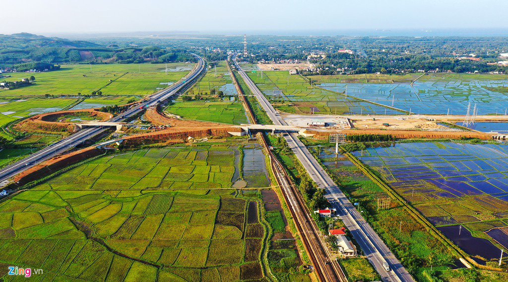 Vòng xoay nối cao tốc 34.500 tỉ ngổn ngang sau 1 năm chờ khắc phục lún - Ảnh 4. Vòng xoay nối cao tốc 34.500 tỉ ngổn ngang sau 1 năm chờ khắc phục lún - Ảnh 4.