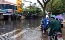 Nhiều tuyến đường Đà Nẵng ngập sâu, cảnh báo lũ quét và sạt lở