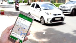 Hết đeo mào, Bộ GTVT lại yêu cầu gắn logo phản quang cho taxi công nghệ