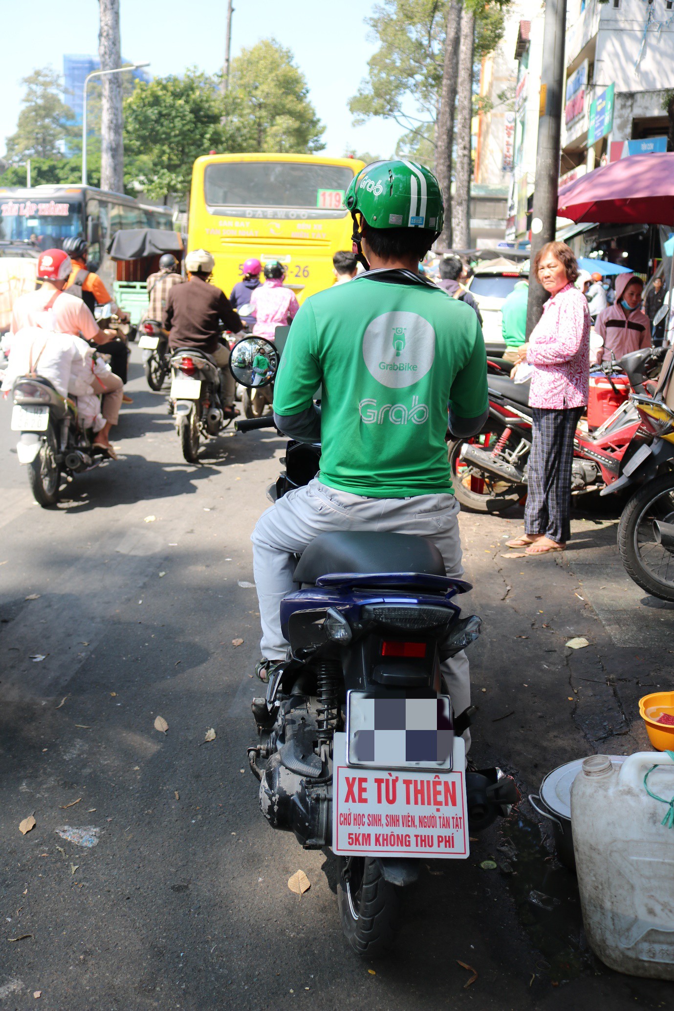 Chàng tài xế Grab và tấm bảng 'xe từ thiện chở học sinh, sinh viên, người tàn tật - 5 km không thu phí' - Ảnh 2.