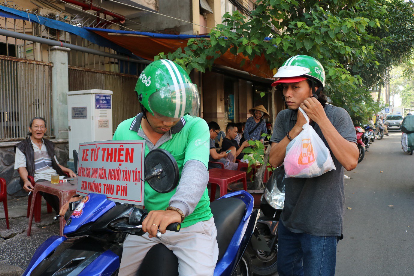 Chàng tài xế Grab và tấm bảng 'xe từ thiện chở học sinh, sinh viên, người tàn tật - 5 km không thu phí' - Ảnh 3.