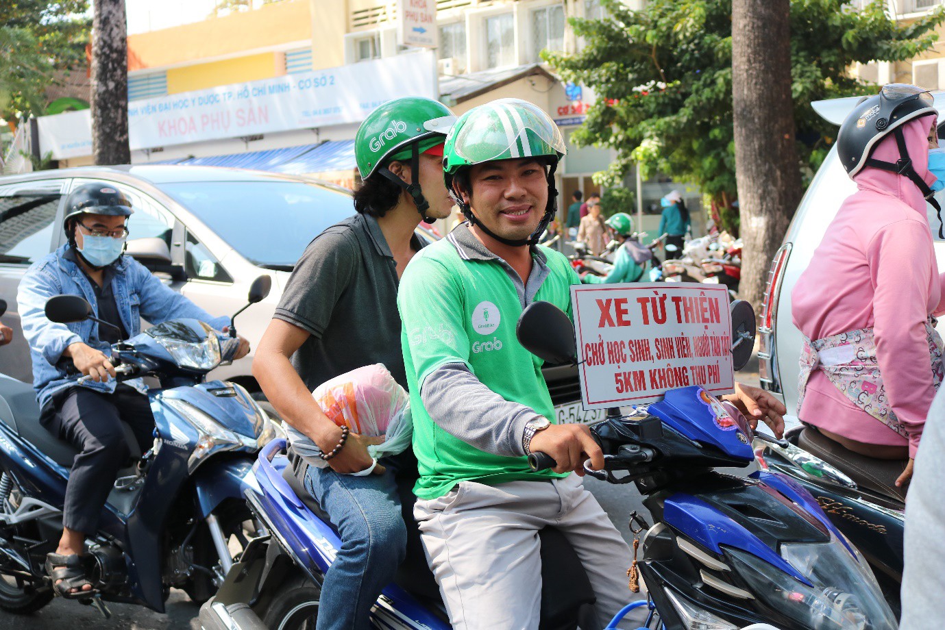 Chàng tài xế Grab và tấm bảng 'xe từ thiện chở học sinh, sinh viên, người tàn tật - 5 km không thu phí' - Ảnh 4.