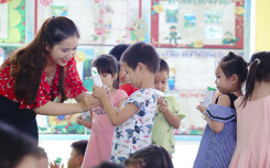 Không chỉ dạy chữ, ở trường, thầy cô còn là chuyên gia dinh dưỡng