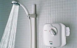 Lắp đặt máy nước nóng năng lượng mặt trời hay trang bị loại dùng điện thì tiết kiệm hơn?