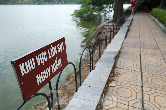 Bờ kè Hồ Gươm sạt lở nghiêm trọng, cảnh báo khách du lịch không đến gần - Ảnh 1. Bờ kè Hồ Gươm sạt lở nghiêm trọng, cảnh báo khách du lịch không đến gần - Ảnh 1.