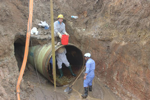 Ngừng cấp nước vì đường ống dẫn nước sạch sông Đà gặp sự cố - Ảnh 1.