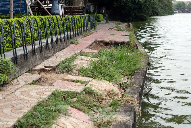 Bờ kè Hồ Gươm sạt lở nghiêm trọng, cảnh báo khách du lịch không đến gần - Ảnh 4. Bờ kè Hồ Gươm sạt lở nghiêm trọng, cảnh báo khách du lịch không đến gần - Ảnh 4.