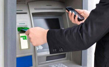 Ngân hàng nào đang miễn phí rút tiền ATM, internet banking?
