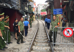 Ngành đường sắt không ủng hộ mở lại 'phố cà phê đường tàu'