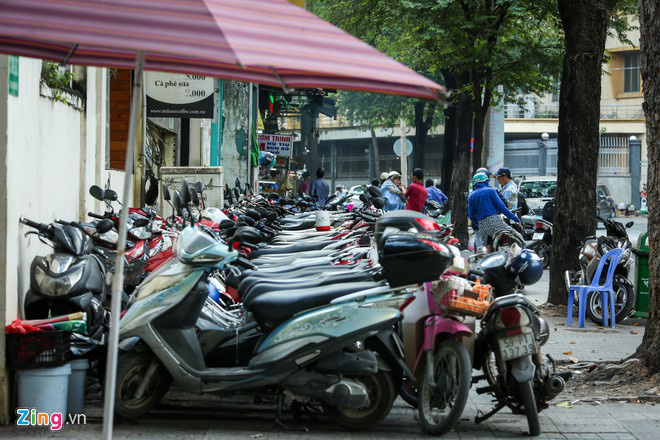 Vì sao dựng bãi giữ xe miễn phí trên đường Hàm Nghi bị phản ứng? - Ảnh 1.