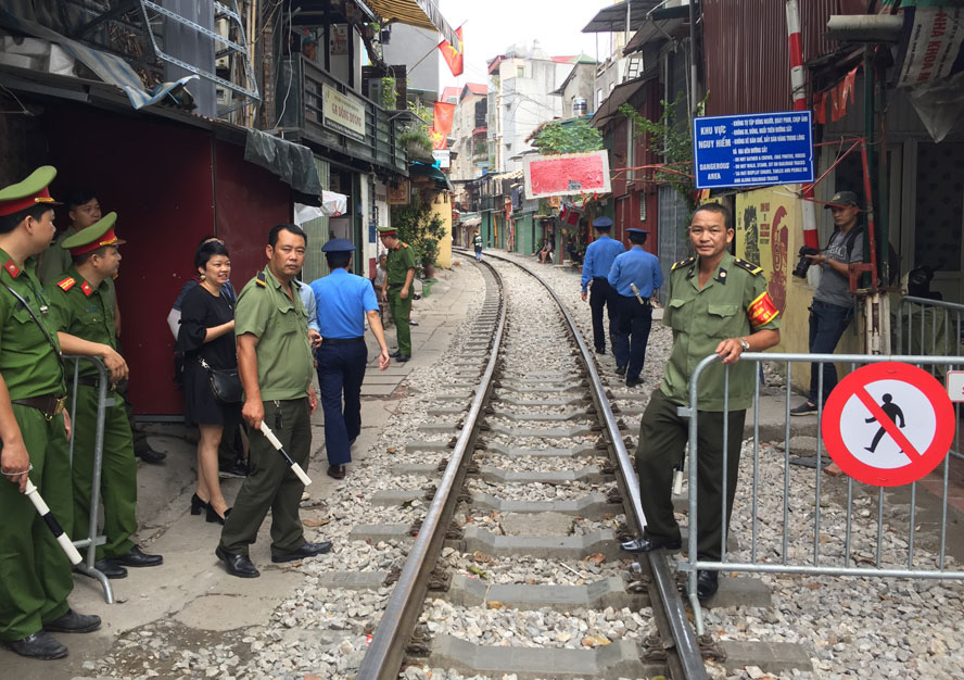 Ngành đường sắt không ủng hộ mở lại 'phố cà phê đường tàu' - Ảnh 1.