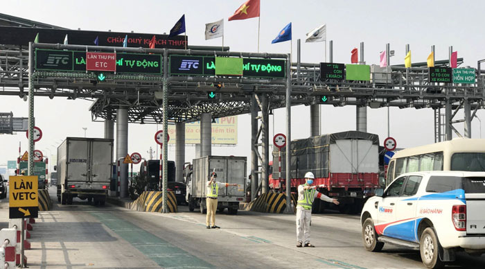 Xử phạt xe không dán thẻ đi vào làn thu phí không dừng: Quyết định gây tranh cãi - Ảnh 1.