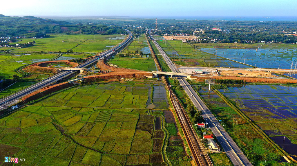 Vì sao vòng xoay Dung Quất chưa nối vào cao tốc 34.500 tỉ? - Ảnh 3. Vì sao vòng xoay Dung Quất chưa nối vào cao tốc 34.500 tỉ? - Ảnh 3.